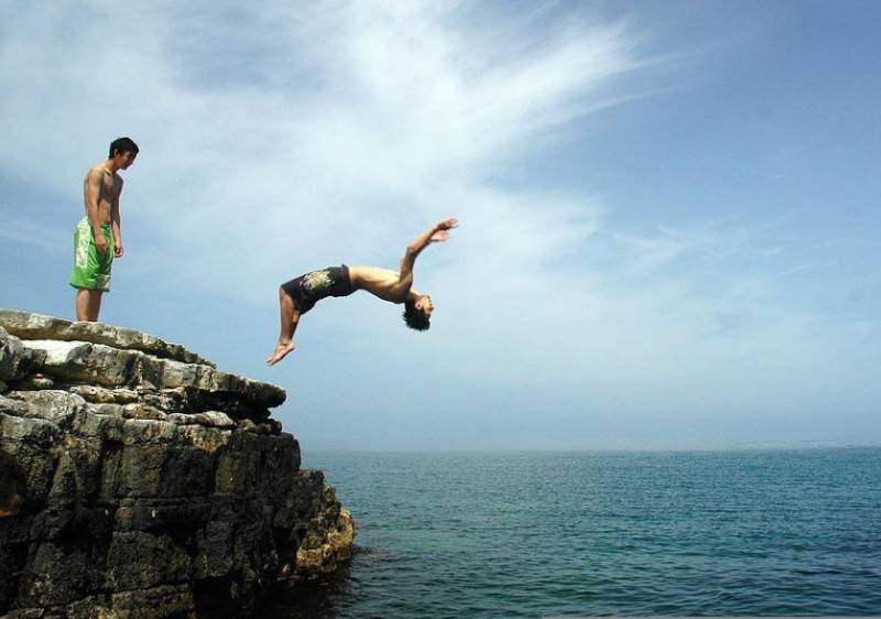 Cliff-diving dangers: how to protect yourself when diving into unknown waters
