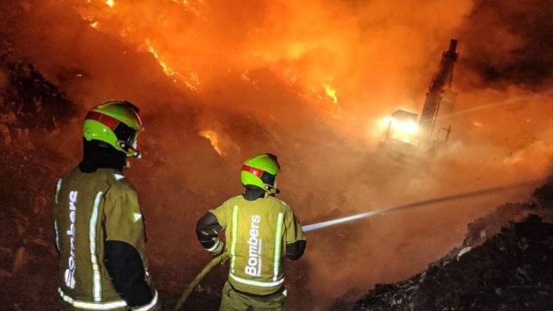 <span style='color:#780948'>ARCHIVED</span> - Extreme heat and decomposing waste gases spark blaze at Alicante recycling plant