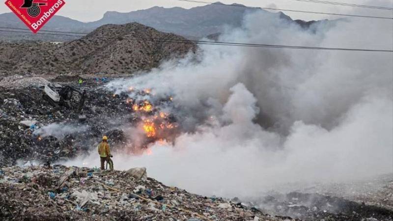 <span style='color:#780948'>ARCHIVED</span> - Extreme heat and decomposing waste gases spark blaze at Alicante recycling plant