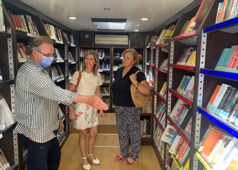 Summer mobile library service at Calabardina in Aguilas