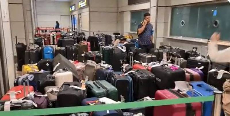 <span style='color:#780948'>ARCHIVED</span> - Chaos at Spanish airports as arrival halls fill with piles of luggage