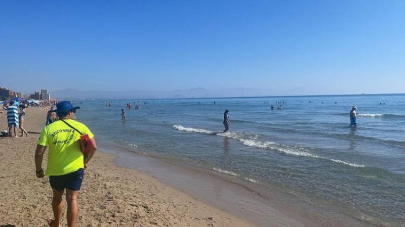 <span style='color:#780948'>ARCHIVED</span> - Man drowns and three other bathers are rescued in Alicante