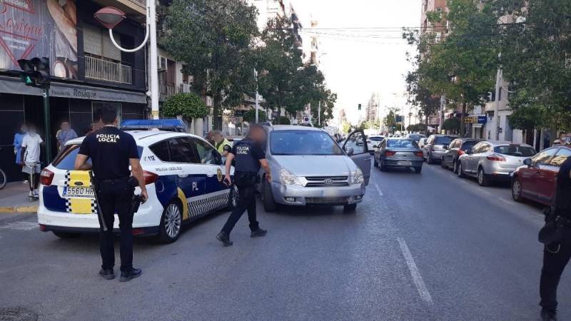 <span style='color:#780948'>ARCHIVED</span> - Hit-and-run pensioner drags an Elche cop 10 metres and smashes into parked cars trying to escape