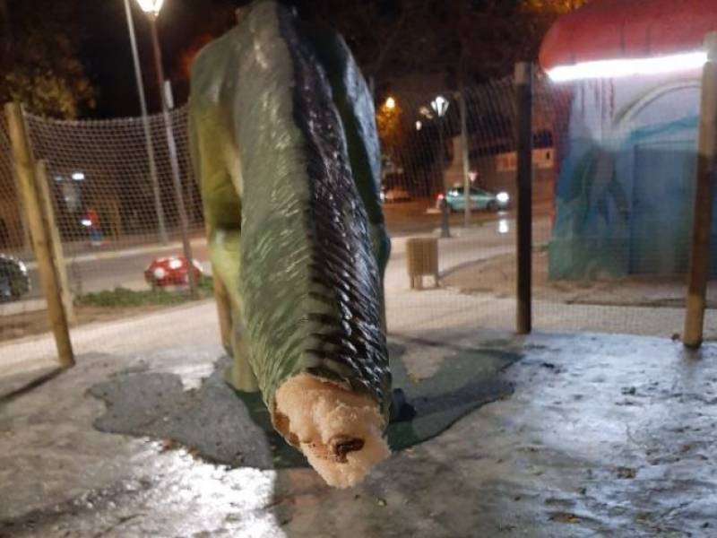 <span style='color:#780948'>ARCHIVED</span> - Teen girl caught in Cartagena after setting fire to Parque Sauces dinosaur