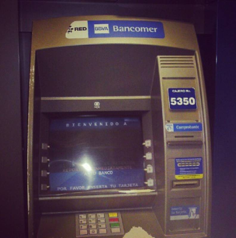 <span style='color:#780948'>ARCHIVED</span> - Madrid thieves blow up ATM and onlookers scramble to grab the cash