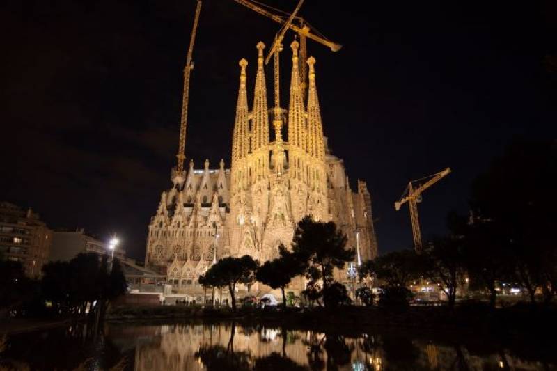 <span style='color:#780948'>ARCHIVED</span> - Monuments and shop displays in Spain told to switch off lights at 10pm to save energy