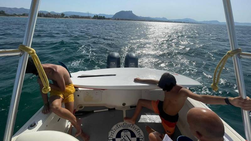 <span style='color:#780948'>ARCHIVED</span> - Police rescue two boys dragged out to sea on a surfboard off Denia coast