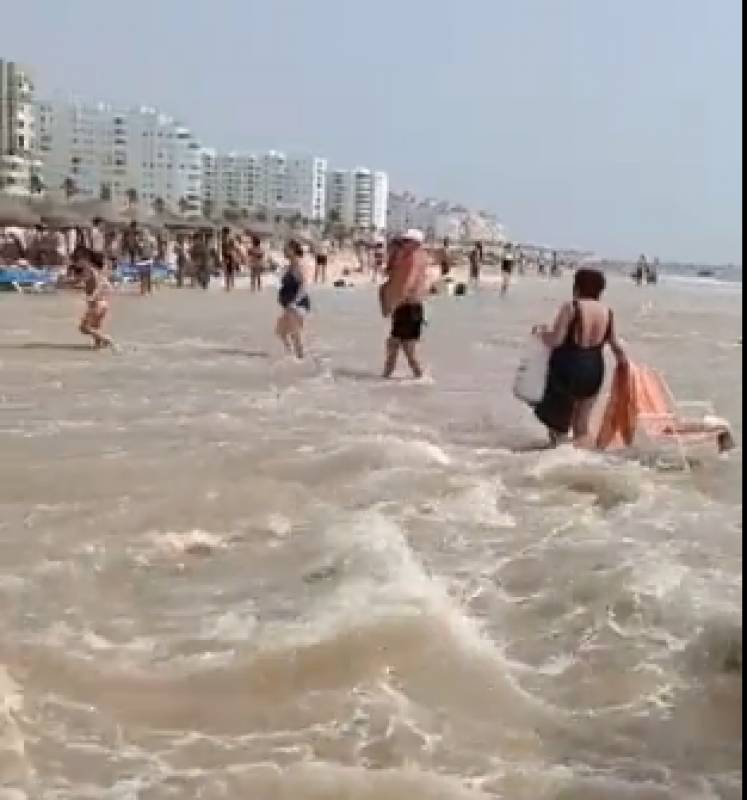 <span style='color:#780948'>ARCHIVED</span> - WATCH: Mini tsunami terrifies bathers on Andalucia beach