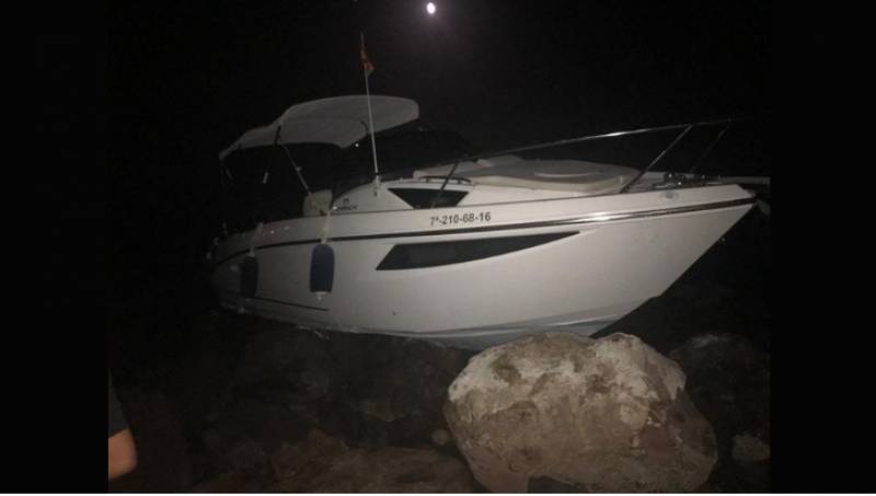 <span style='color:#780948'>ARCHIVED</span> - Boat mysteriously appears stranded on the rocks in Aguilas marina