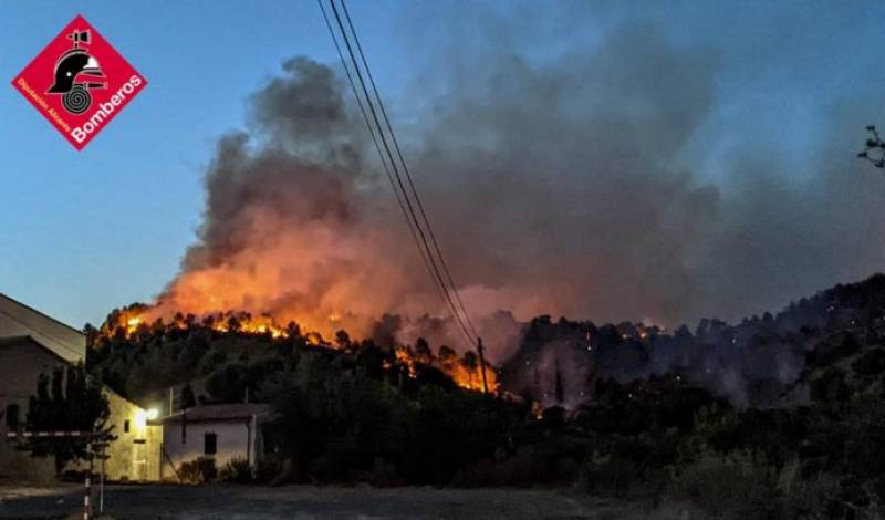 <span style='color:#780948'>ARCHIVED</span> - Huge Alicante wildfire continues to rage forcing the evacuation of more towns and villages