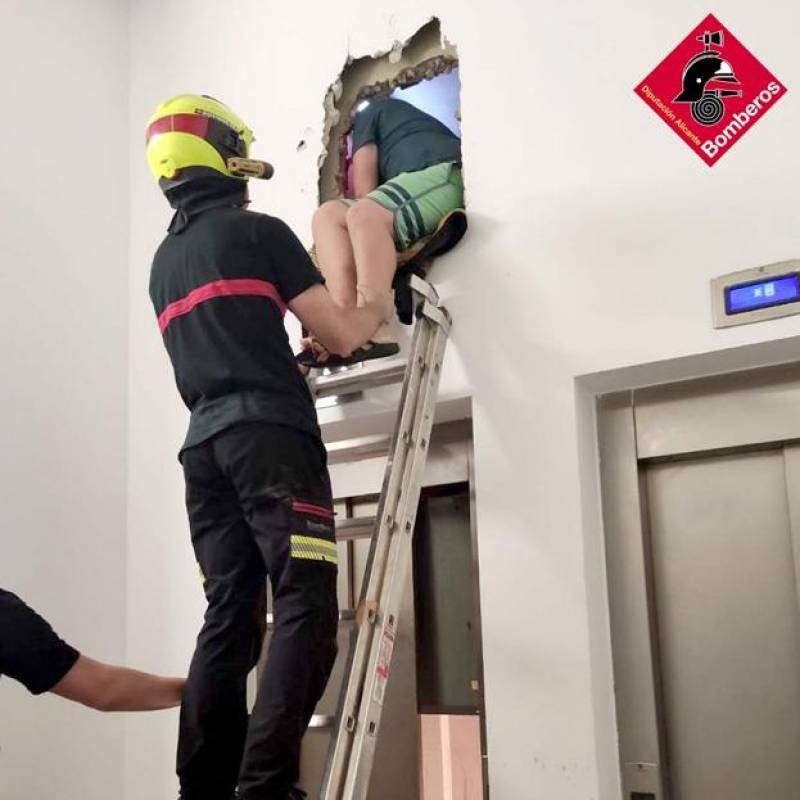 <span style='color:#780948'>ARCHIVED</span> - 90-minute lift hell: firefighters devise novel way to rescue 10 people trapped in Benidorm elevator