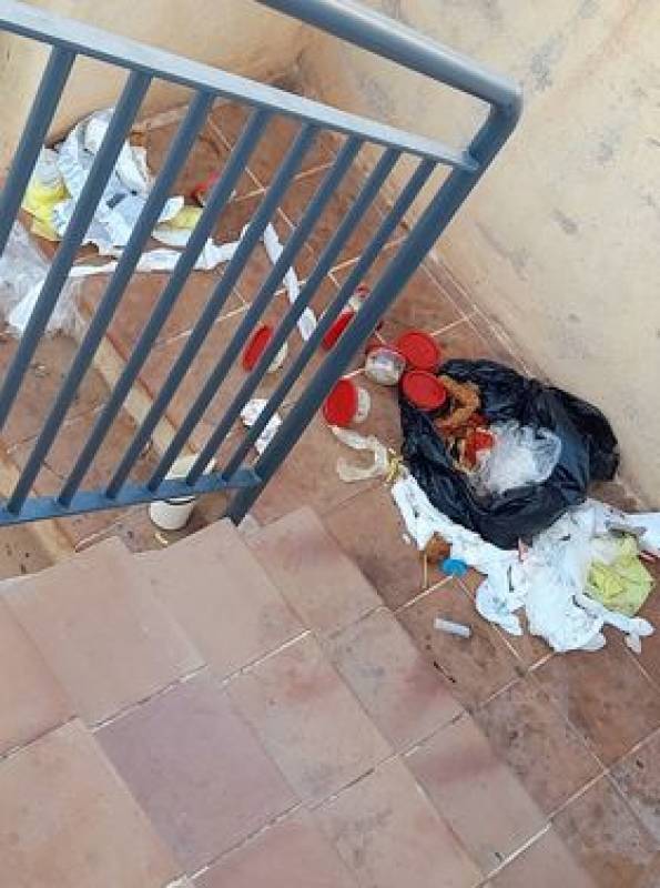 Getting out of hand: community fed up of trash and food waste from new KFC littering Puerto de Mazarron
