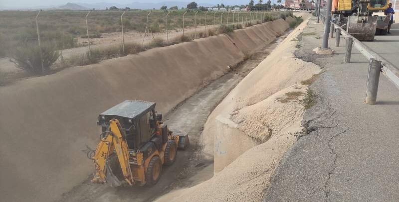 Los Alcazares prepares for floods and torrential rains by cleaning its waterways