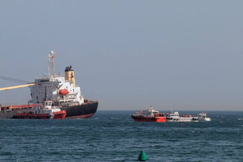 Gibraltar confirms heavy oil spill following the sinking of a bulk carrier off Cadiz