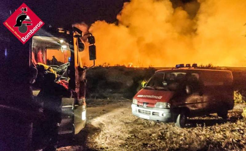 <span style='color:#780948'>ARCHIVED</span> - Flames rip through field overnight in Rojales, Alicante