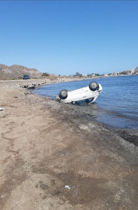 <span style='color:#780948'>ARCHIVED</span> - Car flips into the water on Playa de la Cola, Aguilas, trapping 47-year-old woman