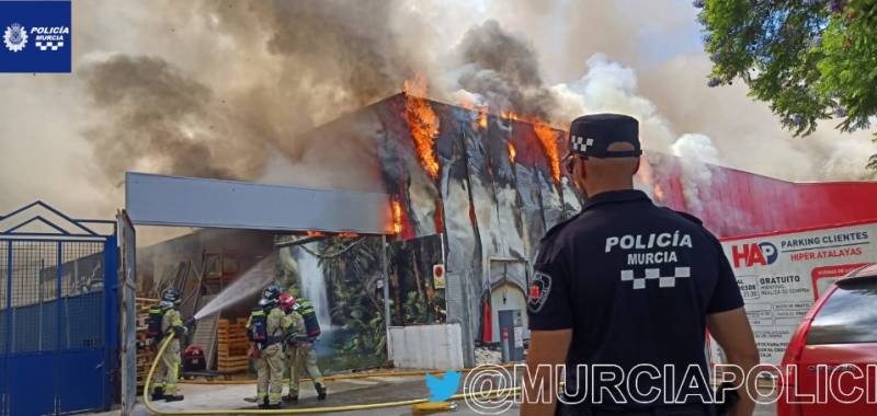 <span style='color:#780948'>ARCHIVED</span> - WATCH: Flames devour Hiper Atalayas bazaar in Murcia