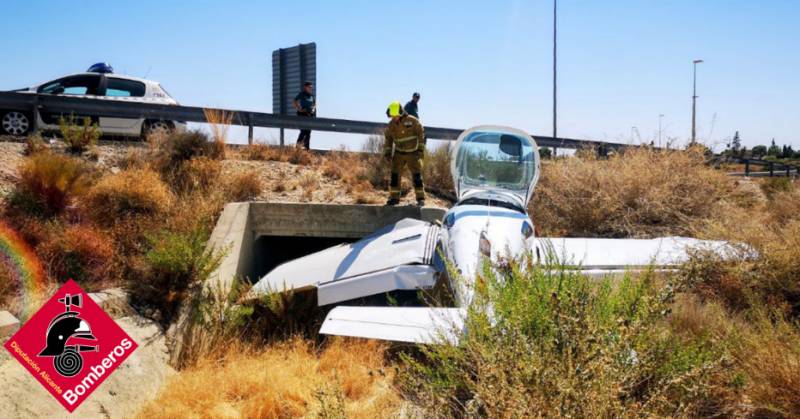 <span style='color:#780948'>ARCHIVED</span> - Close call: light aircraft crashes inches from Alicante road