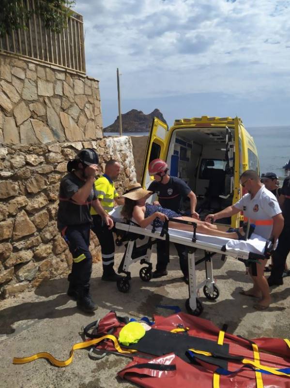 <span style='color:#780948'>ARCHIVED</span> - Woman, 56, rescued after fall onto rocks near Hornillo beach, Aguilas