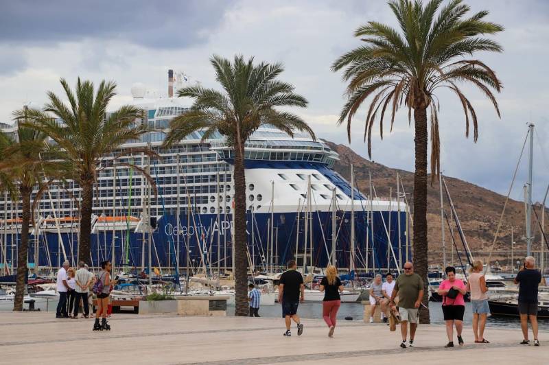 <span style='color:#780948'>ARCHIVED</span> - Cartagena Port sails to 100,000 cruises passengers so far this year