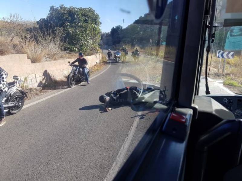 Near miss on the Bolnuevo-Cartagena road as bus swerves to avoid biker overtaking on a bend