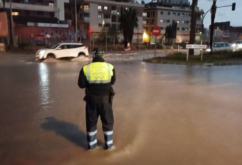 Cars trapped, roads closed and rivers in the streets: Rain leaves more flooding in Murcia