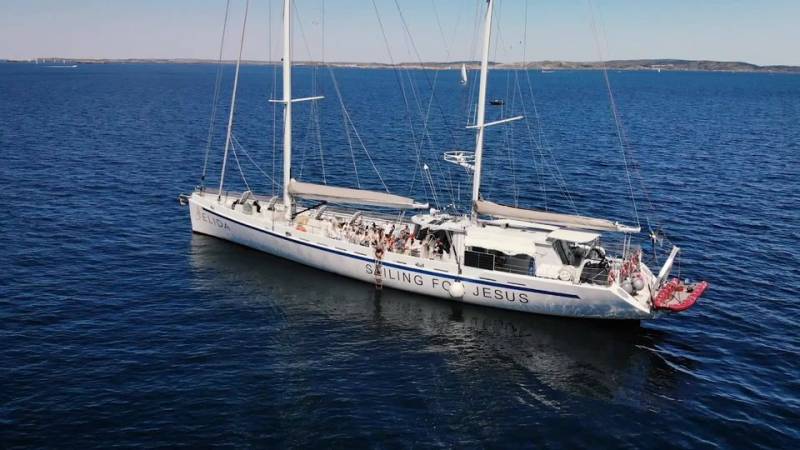 <span style='color:#780948'>ARCHIVED</span> - Swedish floating gospel choir yacht docks in Malaga
