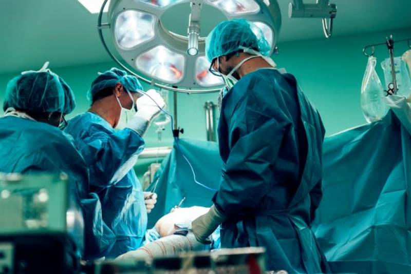 <span style='color:#780948'>ARCHIVED</span> - Murcia surgeons accidentally remove ovary from 10 year old during appendicitis operation