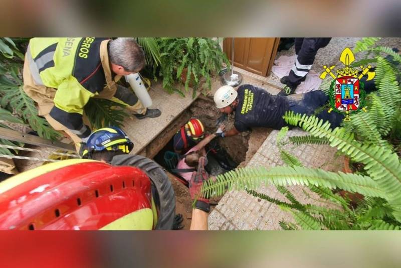 <span style='color:#780948'>ARCHIVED</span> - Cartagena firefighters rescue woman from a septic tank in Cuesta Blanca