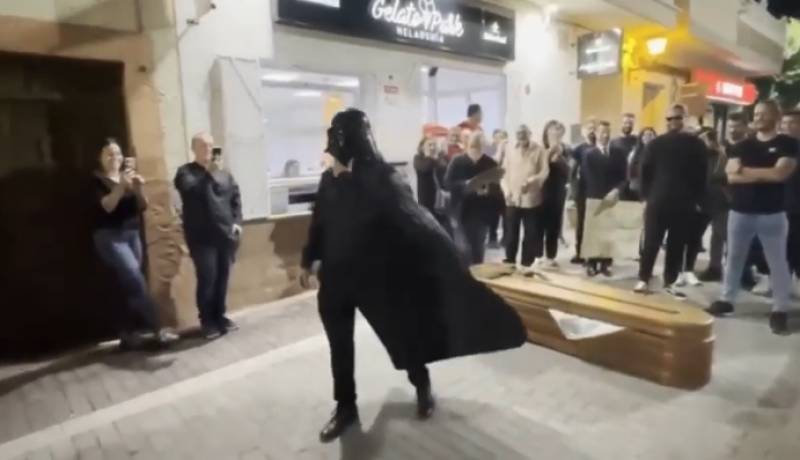 Darth Vader makes a unique marriage proposal in Murcia