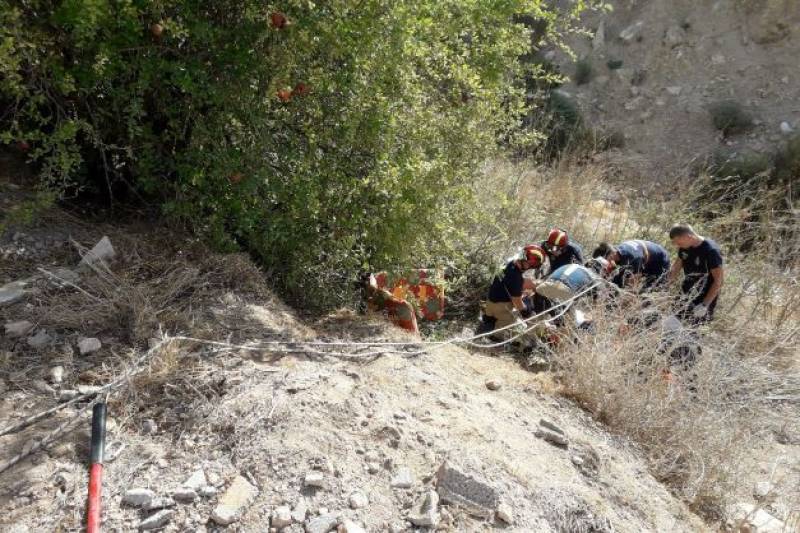 <span style='color:#780948'>ARCHIVED</span> - 86-year-old man rescued after falling into Isla Plana ravine