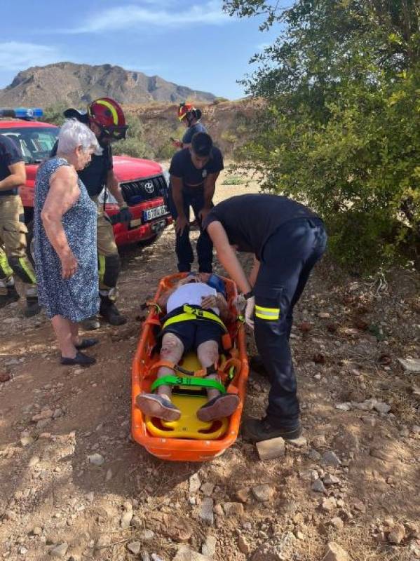 <span style='color:#780948'>ARCHIVED</span> - 86-year-old man rescued after falling into Isla Plana ravine