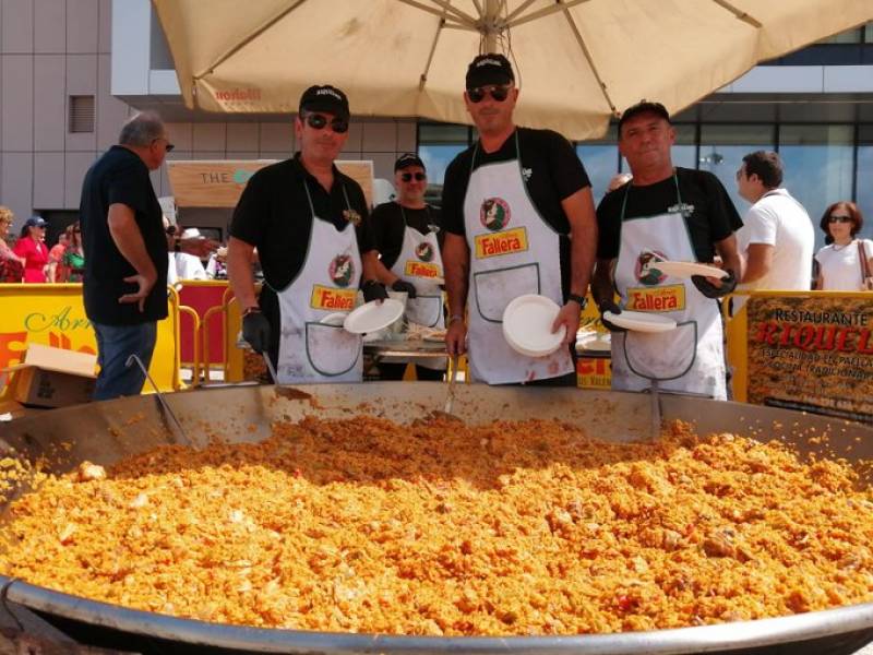 <span style='color:#780948'>ARCHIVED</span> - Biggest paella in the world? Alicante chefs cooking up a storm in Valladolid