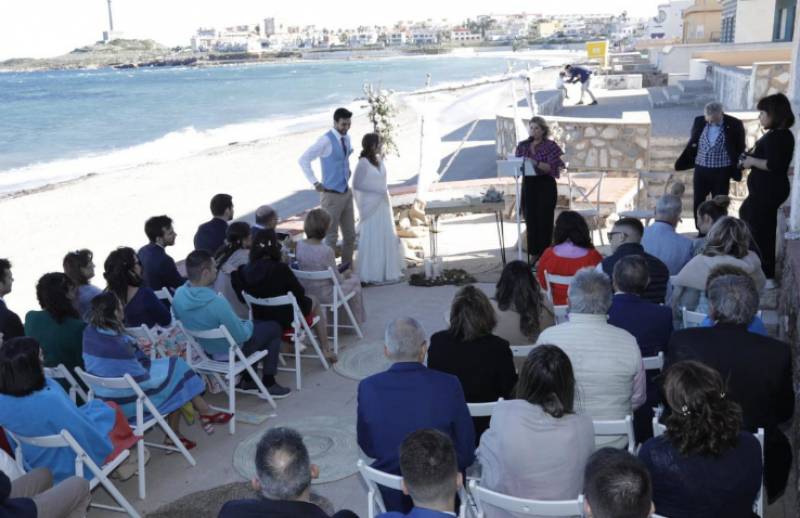 <span style='color:#780948'>ARCHIVED</span> - Cartagena celebrates its first ever beach wedding