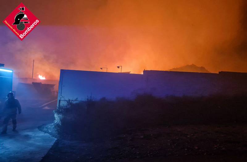 Firefighters bring blaze at Alicante recycling plant under control after almost 24 hours