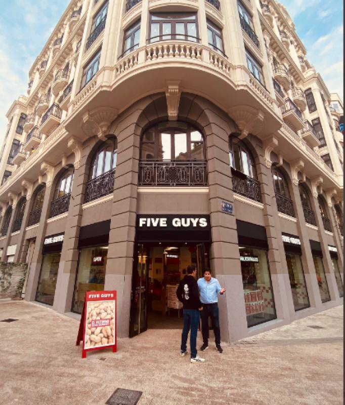 Five Guys famous burger joint opens in Murcia city