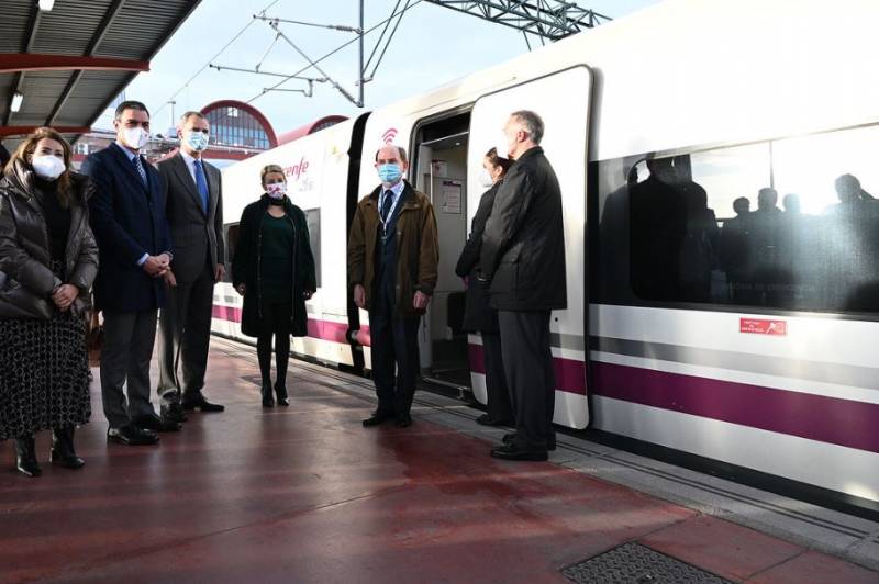 <span style='color:#780948'>ARCHIVED</span> - King and President travel on first Murcia-Alicante-Madrid AVE train