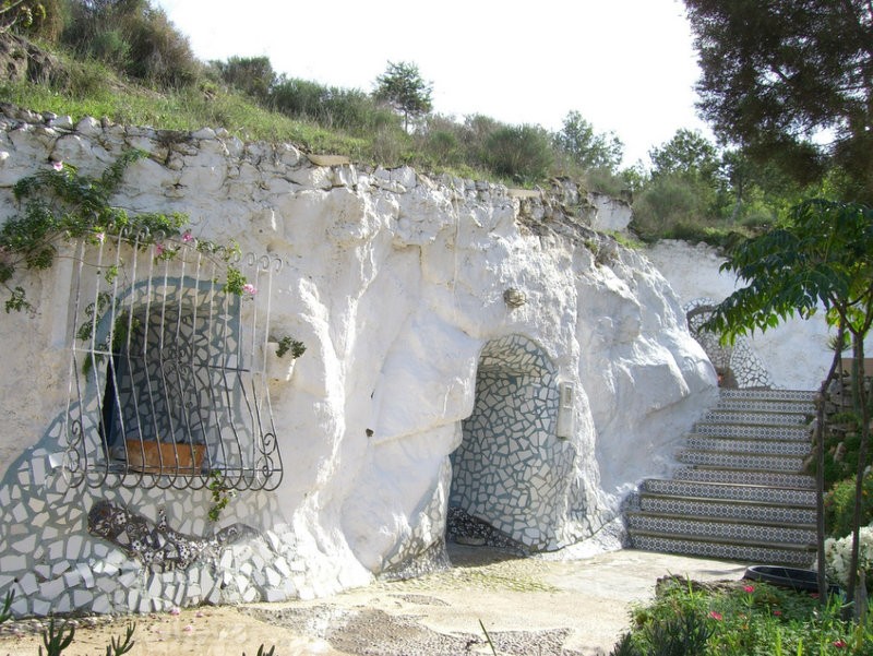 The Cuevas del Rodeo in Rojales, cave houses converted into art studios