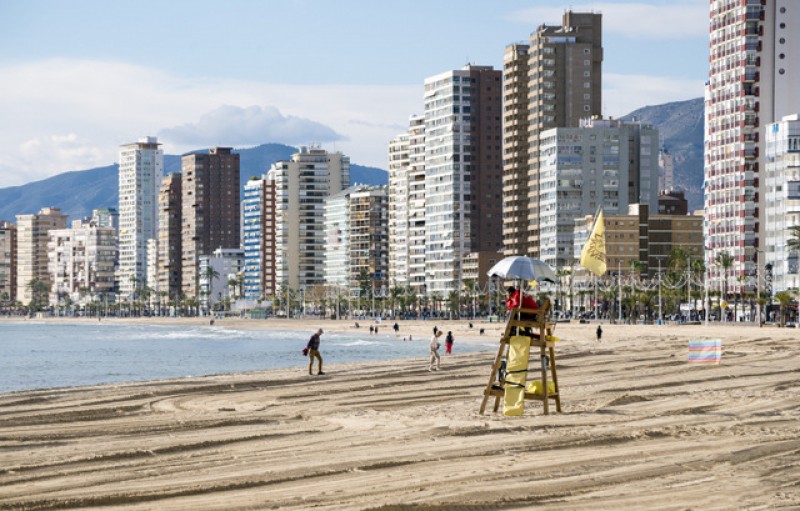 <span style='color:#780948'>ARCHIVED</span> - Benidorm; 21 year old British holiday dies after falling from ninth floor apartment