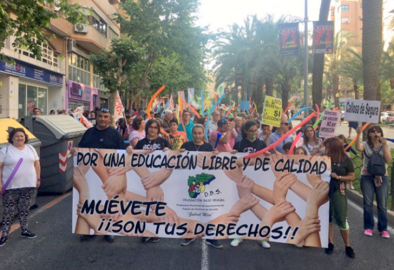 <span style='color:#780948'>ARCHIVED</span> - Vega Baja parents protest at use of Valenciano language in schools