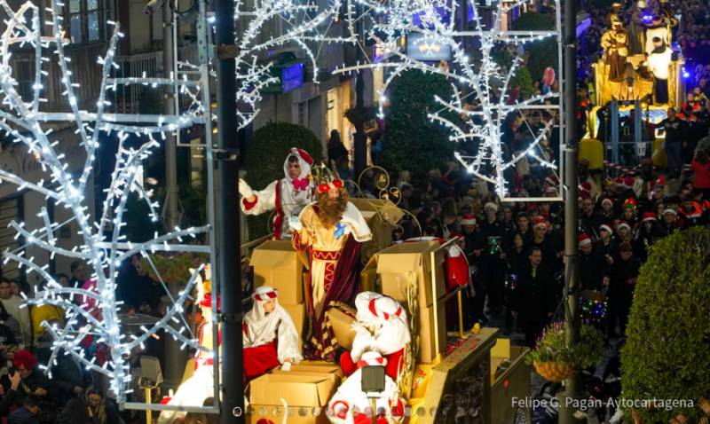 <span style='color:#780948'>ARCHIVED</span> - Biggest Three Kings parade ever lights up the streets of Cartagena