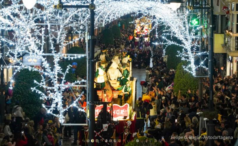 <span style='color:#780948'>ARCHIVED</span> - Biggest Three Kings parade ever lights up the streets of Cartagena