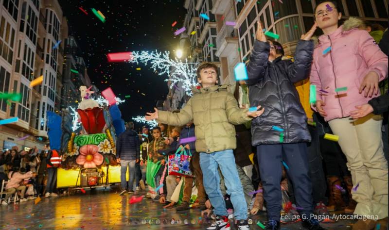 <span style='color:#780948'>ARCHIVED</span> - Biggest Three Kings parade ever lights up the streets of Cartagena