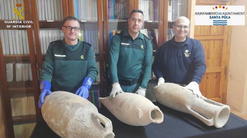 <span style='color:#780948'>ARCHIVED</span> - Alicante homeowner stunned to find 1st century Roman jugs in the basement