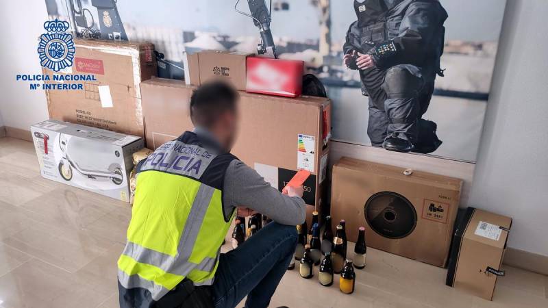 <span style='color:#780948'>ARCHIVED</span> - Alicante parcel delivery man stole packages worth 5,000 euros to sell online