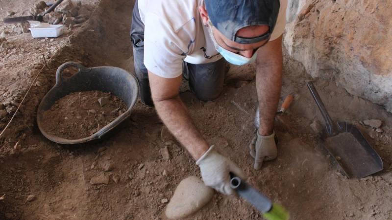 Archaeologists unearth Ice Age fossils at cave in Santomera