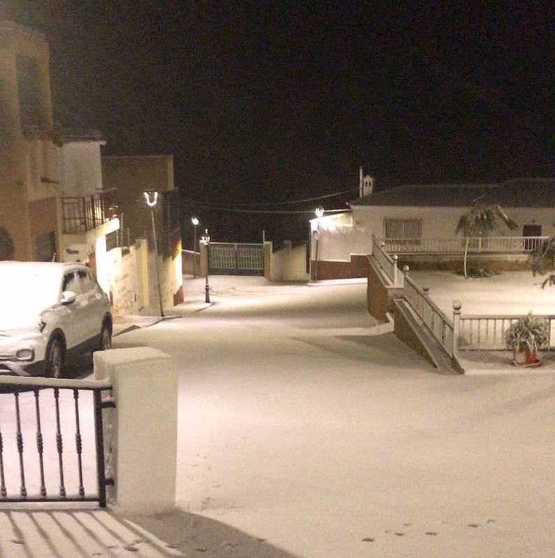 First snowfall in Almeria leads to road closures and frigid sub-zero temperatures