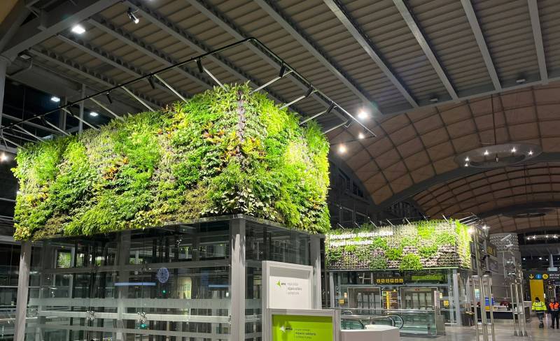 <span style='color:#780948'>ARCHIVED</span> - Alicante airport goes green with vertical gardens to improve image and traveller wellbeing