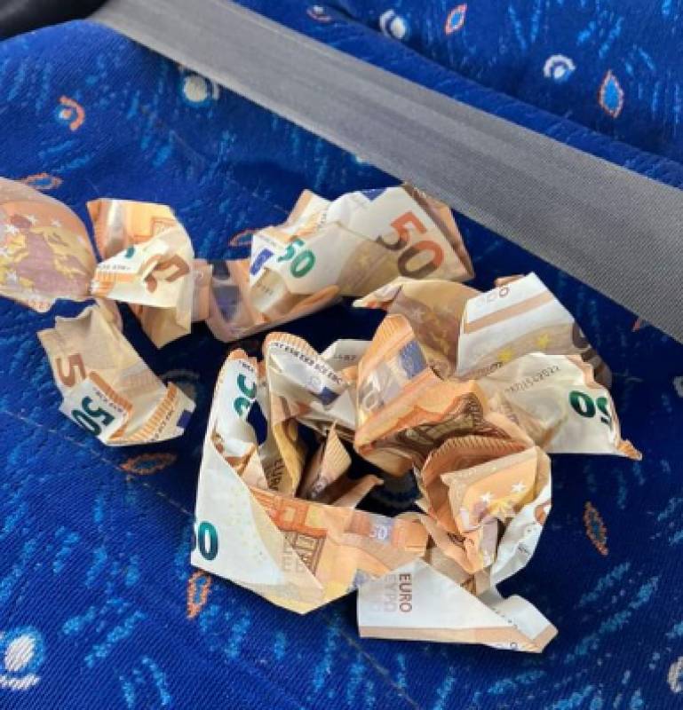 <span style='color:#780948'>ARCHIVED</span> - WATCH: Marbella motorway comes to a standstill as 50 euro notes litter the road