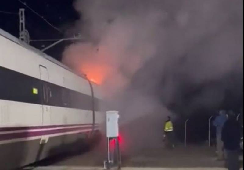 <span style='color:#780948'>ARCHIVED</span> - Five hurt and almost 130 passengers evacuated from Barcelona-Cadiz train after roof catches fire